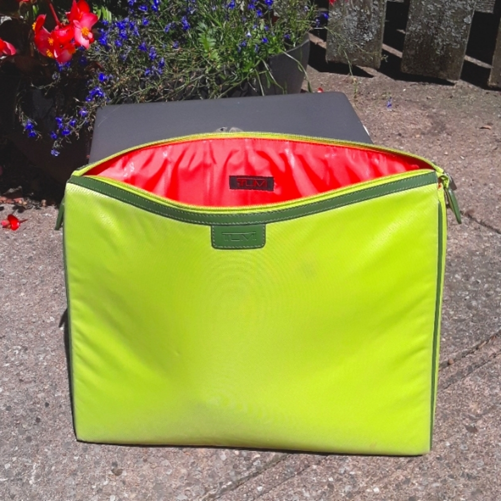 Tumi Case. Excellent Condition. Beautiful Colors.